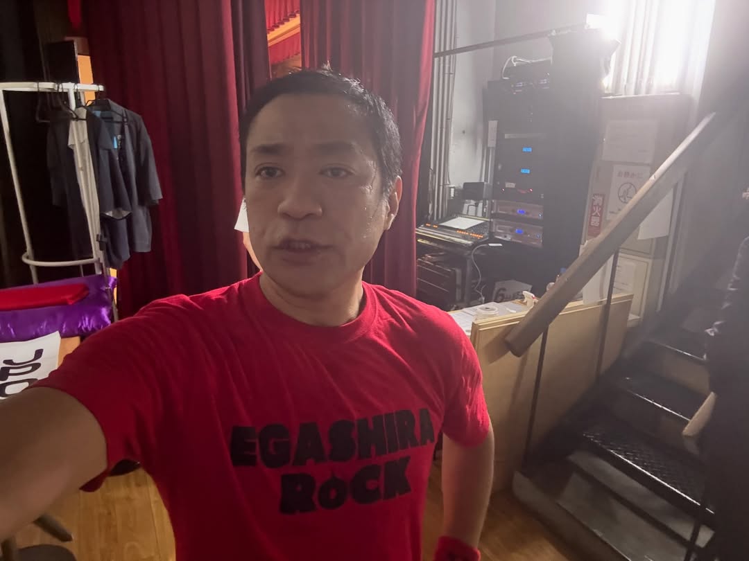 「自分用にも作っておいてほんとよかった！たまに着ることにする」お笑いタレント・塙尚輝、「EGASHIRA ROCK」のTシャツを着て舞台袖ショット！