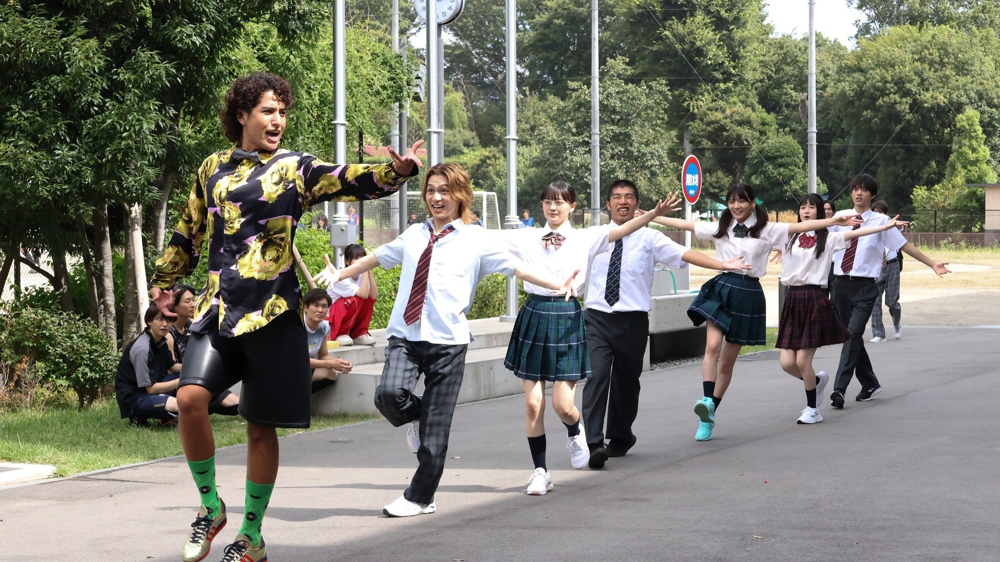 フジ金9ドラマ『ビリオン×スクール』オフショットを公開！