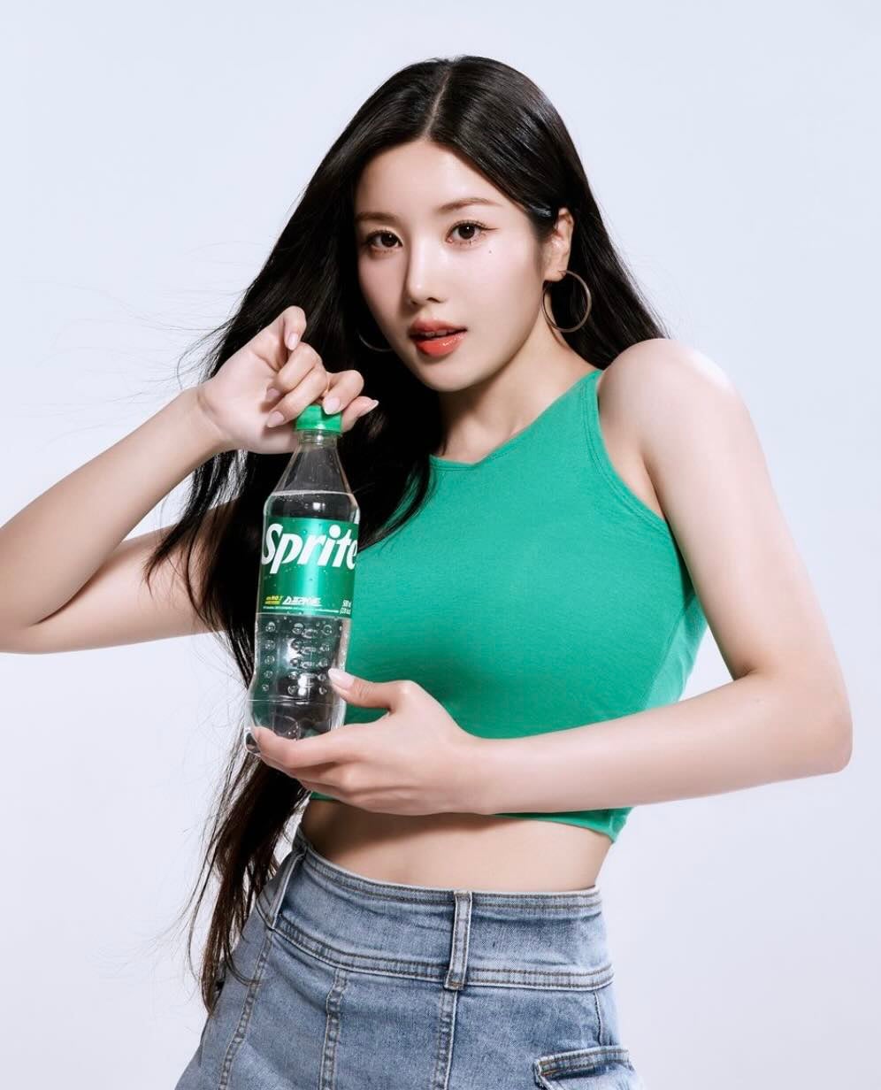 元IZ*ONEウンビ 魅惑のノースリーブコーデにファンら悶絶！