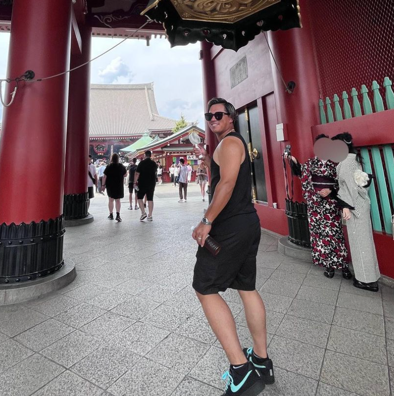 「お腹可愛いですね」プロ野球選手の浅草観光にファンから意外な反応「日傘持ったり扇風機持ったり」