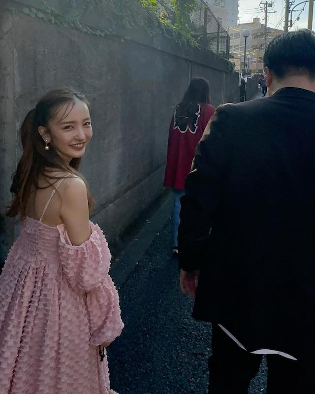 板野友美が早稲田祭に出撃！💖会場を埋め尽くすほどの人気ぶり👀