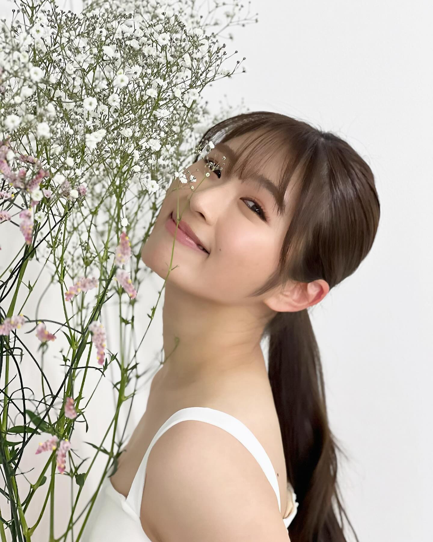 渋谷凪咲「脱ぎたてタイツと靴下が椅子に転がっている楽屋」でもプロ撮影し“可愛すぎる”と話題に！