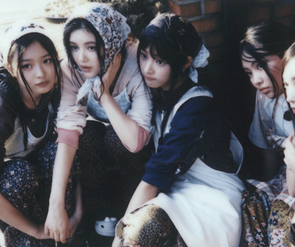 NewJeans コテージでエプロンを身につけるメンバーの様子を公開！