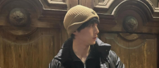 坂口健太郎、ミラノでのオフショット公開 「ニット帽姿が可愛い！」と話題