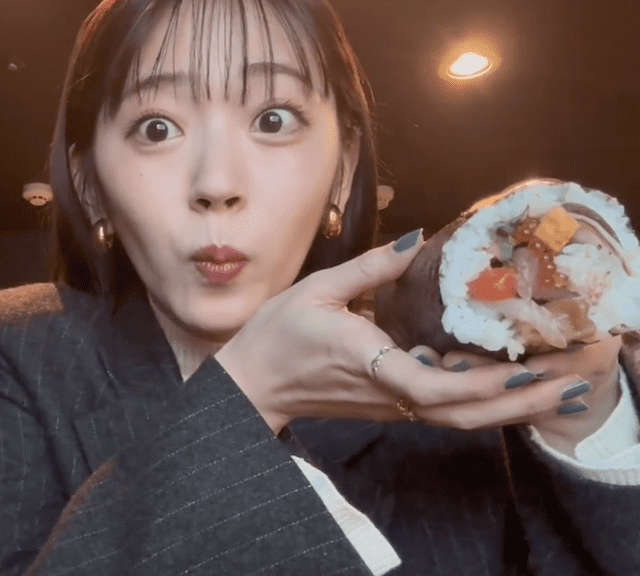 大きすぎる恵方巻を頬張る鈴木愛理が可愛すぎると話題に💕