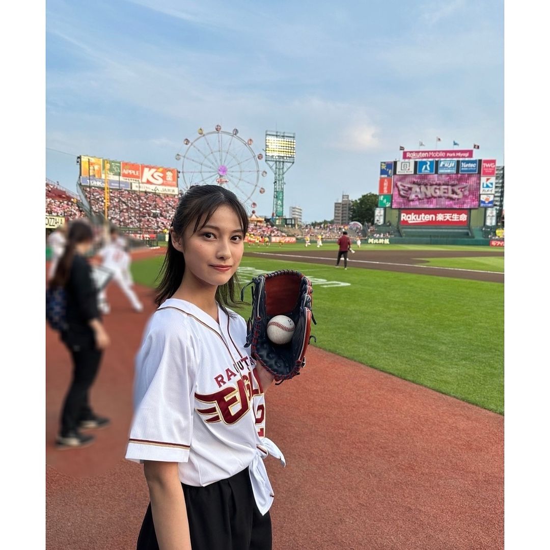 「ユニ姿めっちゃ可愛い」仙台出身の女優が楽天ヘソ出しユニで始球式に!!スタンドがどよめく一投で“勝利の女神”に