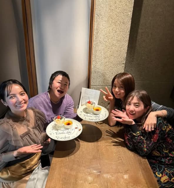 近藤春奈が美人集結のいつメンでのお祝いショットを公開！