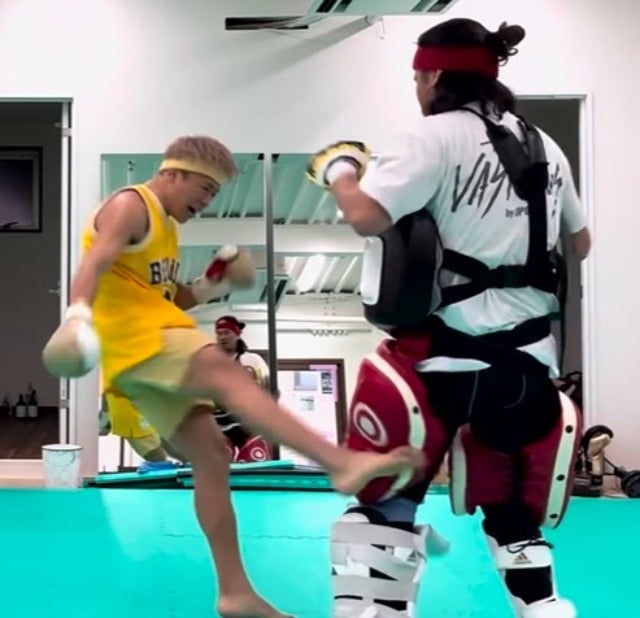 武尊がトレーニング動画を公開！するどいローキックが食い込む！