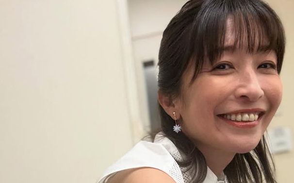 「お知らせです」小野真弓、テレビ出演情報を告知！笑顔の近影に「癒される」の声も