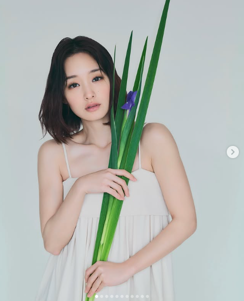 剛力彩芽が花とともに魅せる”新たな表情”にファンうっとり。「見とれる美しさ」「花より彩芽」