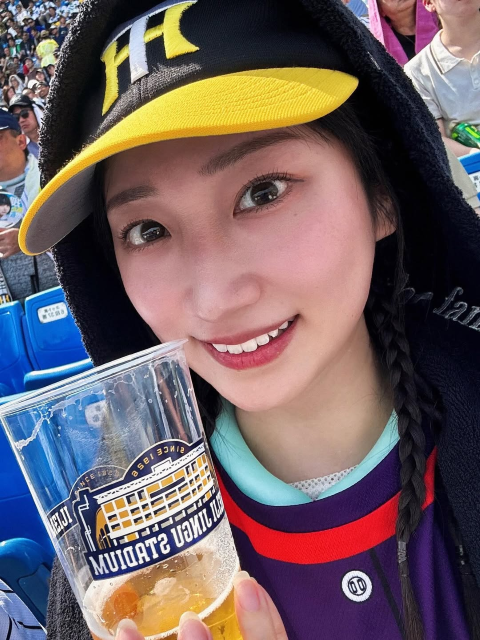 「一球速報を開いて球種やコースを確認しながら」"タイガースガチ勢"美人タレント、可愛すぎる＆ガチすぎる観戦スタイルにファン脱帽!?
