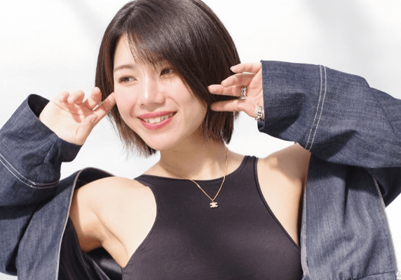 「太るのは簡単なのに…」話題のアクション女優、トレ後の美ヘソ＆美腹筋あらわの”カルバン・クラインショット”にファン感激！