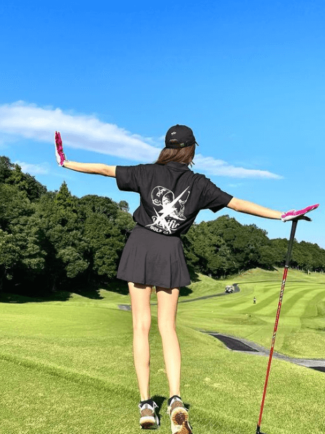 「飛距離UP！」ゴルフ女子・武田奈津美、美脚＆手拡げ激惚れショットを公開！