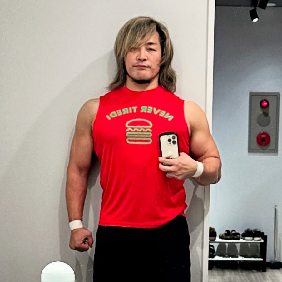 プロレスラー・棚橋弘至、赤いタンクトップ姿で胸トレおわりショット！本日のメニューを大公開