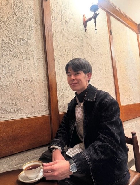 渋谷の喫茶店で魅せた静かな一面、東海オンエア・りょうの大人なひととき