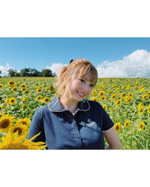 ひまわりスマイルにキュン！avex trax美女アーティスト安斉かれん、26歳誕生日のインスタ投稿に注目集まる