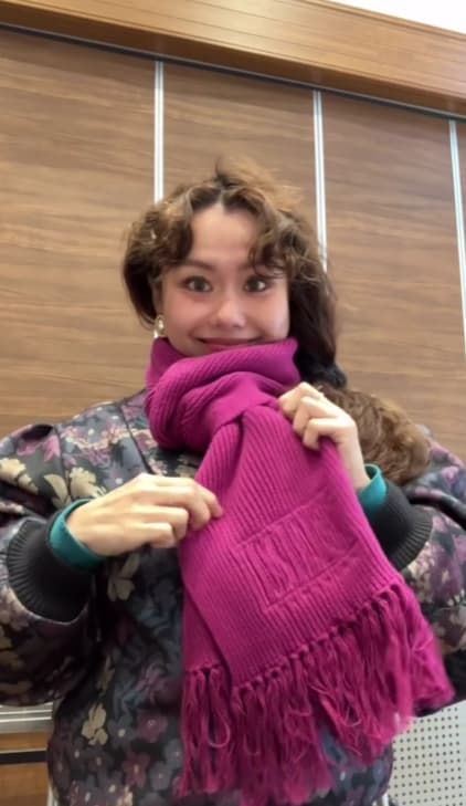 「あ〜冬たのし！」人気モデル〇〇が来週発売のNewマフラーを一足先にチラ見せ