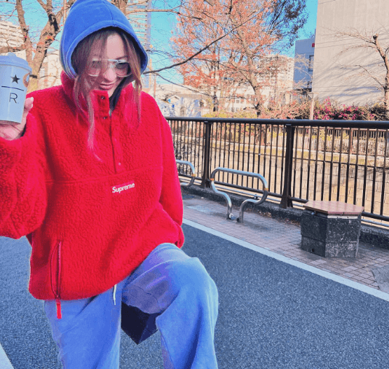 「撮影した方TAKUROさんですか？」GLAYの名ギタリストの妻、帰国後の”ルンルン・脚上げ”ショットを披露！