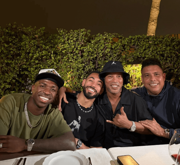 ロナウジーニョが豪華ブラジル代表メンバーと4ショット公開！「最高に盛り上がった時間だ」