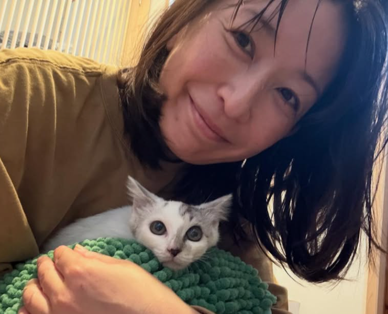 胸キュン必至！小野真弓が子猫抱っこで見せた優しい笑顔