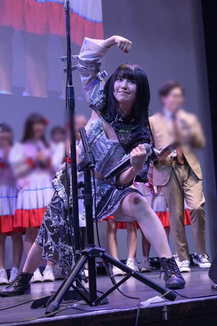 「この画像だけでおもろいじゃんw」アイドル 森嶋あんりの”〇〇拳”ショットにファン爆笑!?