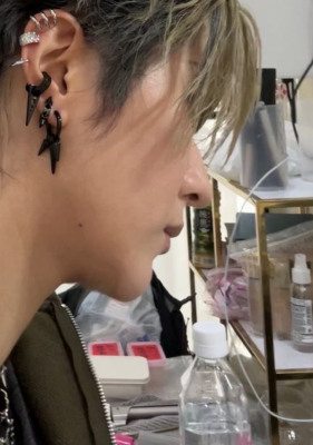 「再現度が凄い。」元坂道超人気メンバーが少年ジャンプで連載漫画の“初舞台化”に出演