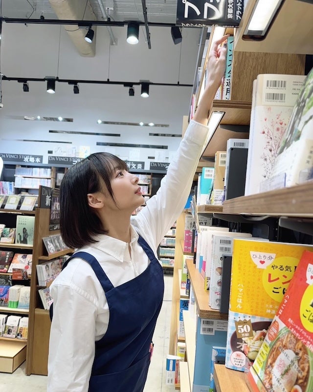 あの有名タレントが本屋のお姉さんに？？可愛すぎる店員姿に「毎日行きます」の声多数