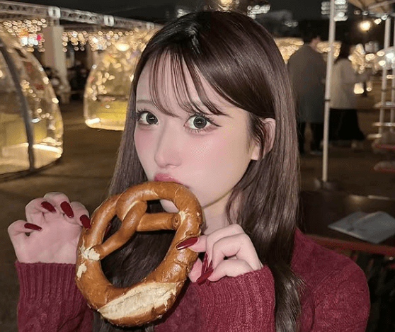 57万フォロワーの美女が魅せた”本気”、クリームがついた”あざとMAX”なナイトショットにファンガチ惚れ状態！