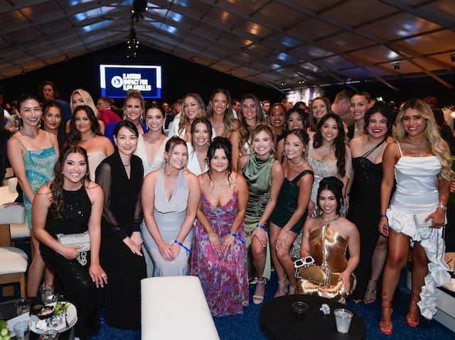 大谷翔平の妻・真美子さん ドジャース婦人会の輪に入り笑顔に