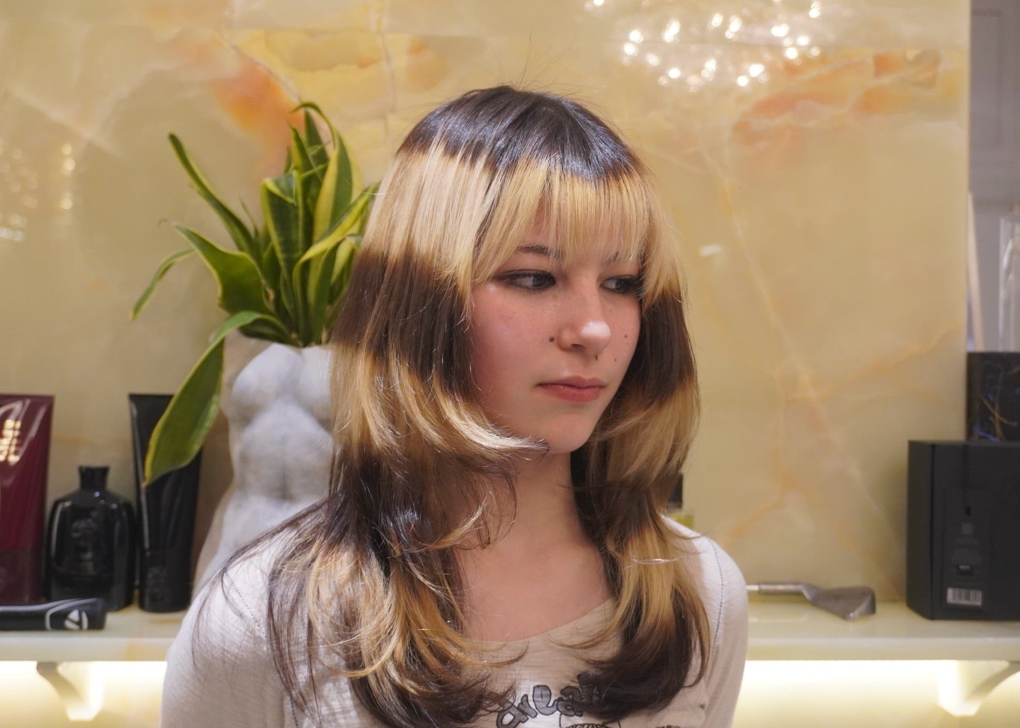 【別人級の美しさ】アリサ・リウ、ブロンド×ダークの大胆ヘアが話題