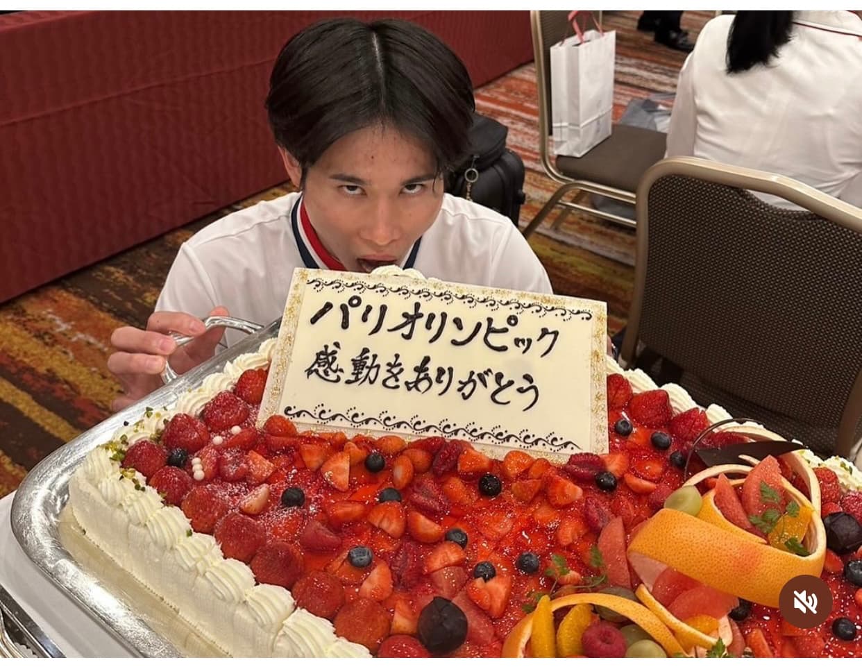 パリ五輪体操団体金 萱和磨 体操ニッポン祝勝会の様子を投稿！超特大豪華ケーキを一口で！？