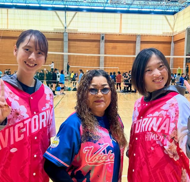 女子バレーボール・吉岡可奈　400名ほど集まるゴムバレー大会で始球式！　美女？！3人でピースサイン