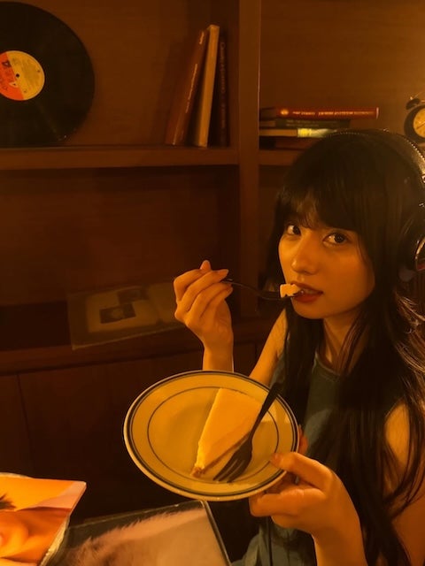 レトロな雰囲気満喫！タレント・向井怜衣、“でーと”オフショット公開