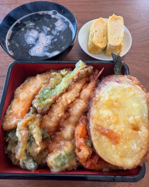 小沢仁志、鰻重用の器で天丼を満喫。悪天候も吹き飛ばすボリューム飯で気合注入