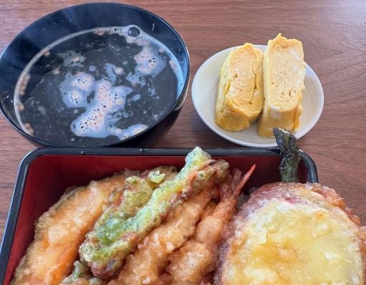 小沢仁志、鰻重用の器で天丼を満喫。悪天候も吹き飛ばすボリューム飯で気合注入