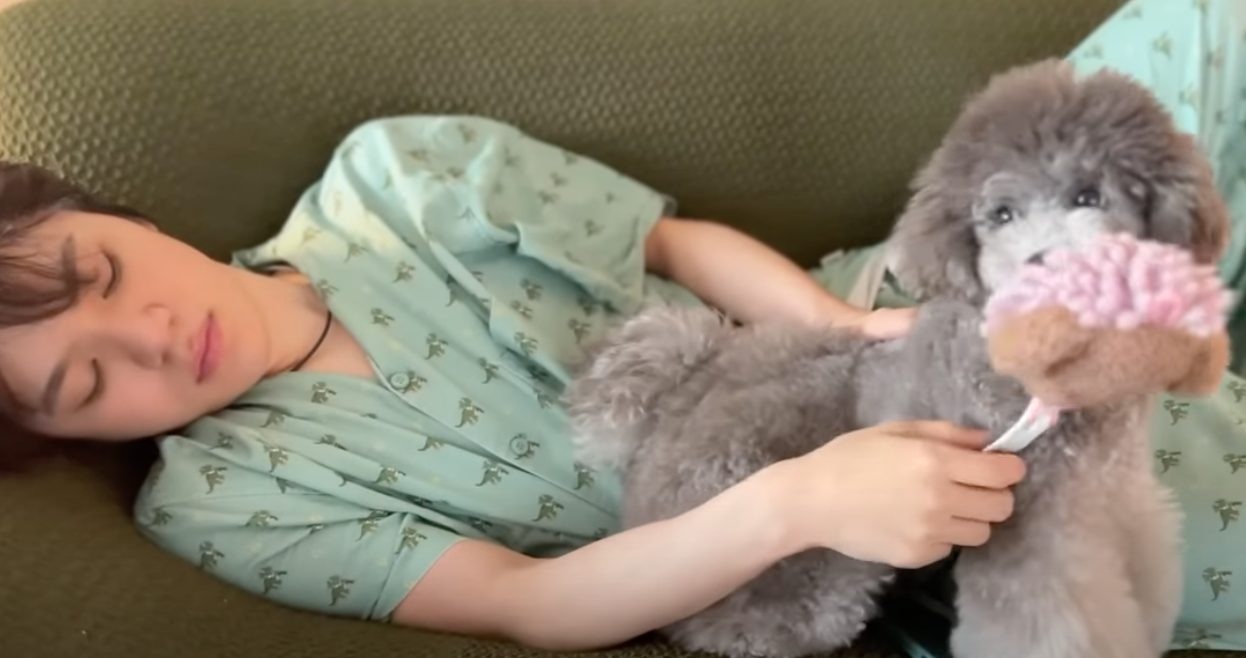 宇野昌磨と愛犬のラブラブっぷり公開💓トレーナーさんにも懐いて抱っこをせがむ😍