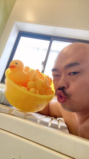 「あーん、桶詰めにされてるしん！なんなのー」クロちゃんのお風呂ショットにツッコミ続出