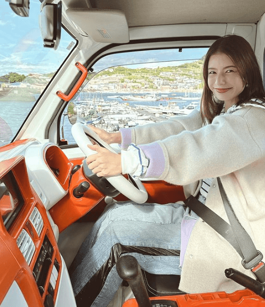 「なんてオシャレな軽トラ！」スザンヌ、美麗ドライビングショットを披露し反響続々！