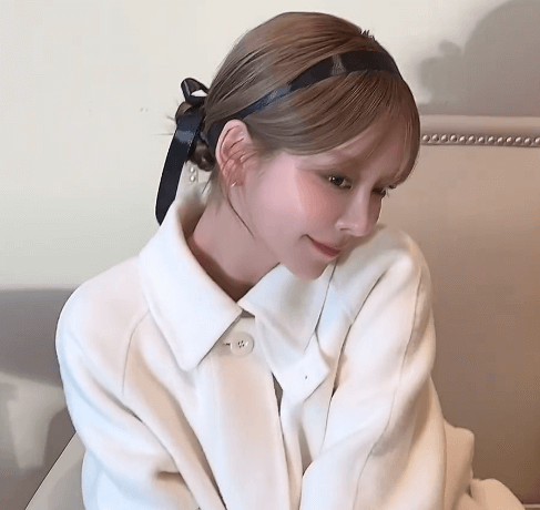 世界中のファンを持つウルトラ級の美女、クリスマスツリーをバックにロマンティック・ショット＆ムービーを披露！