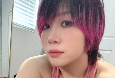 「Come back queen ♡」WWEアスカ、ピンクヘア×筋トレウェアのオフショットに反響！