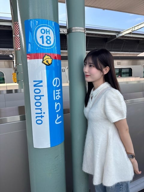 可愛い発見！女子大学生タレント・久木田帆乃夏が登戸駅のドラえもん仕様を紹介