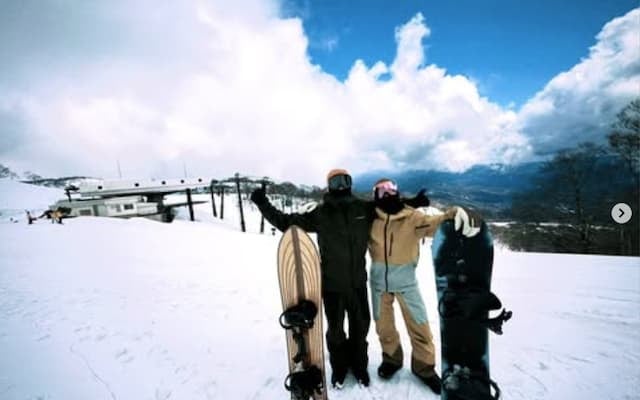 「まさかのしっかり雪でした笑」和田颯が春のスノボーを堪能！