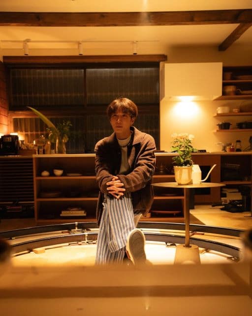 「意外でびっくり」Snow Man・渡辺翔太、パジャマ姿の大人っぽいオフショット公開でファンがギャップにやられる！