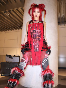 赤の女王降臨！強さと可愛さの共存とはこのこと⁉︎人気アイドルが新ビジュアル解禁