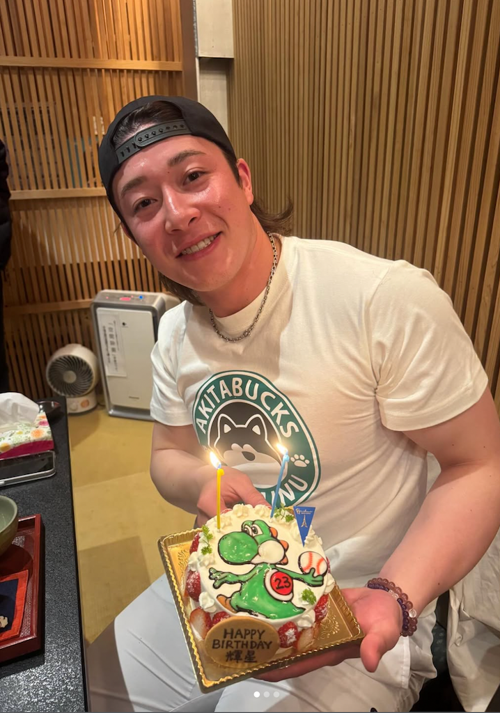 吉田輝星、25歳の誕生日を報告　笑顔でケーキ手に決意新た