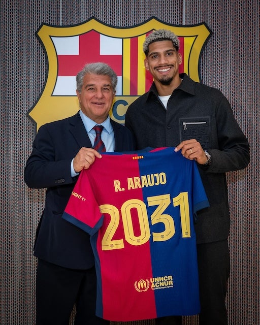 バルセロナがアラウホとの契約を2031年まで延長！