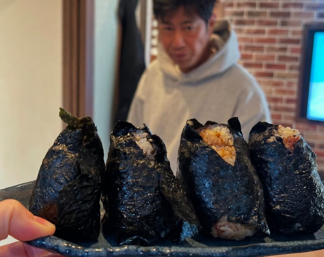 パンサー・尾形、『またおにぎりかぁ。』の顔にファン爆笑！！！「なんだか悪い顔しとる」「田中圭に、似てます♡」