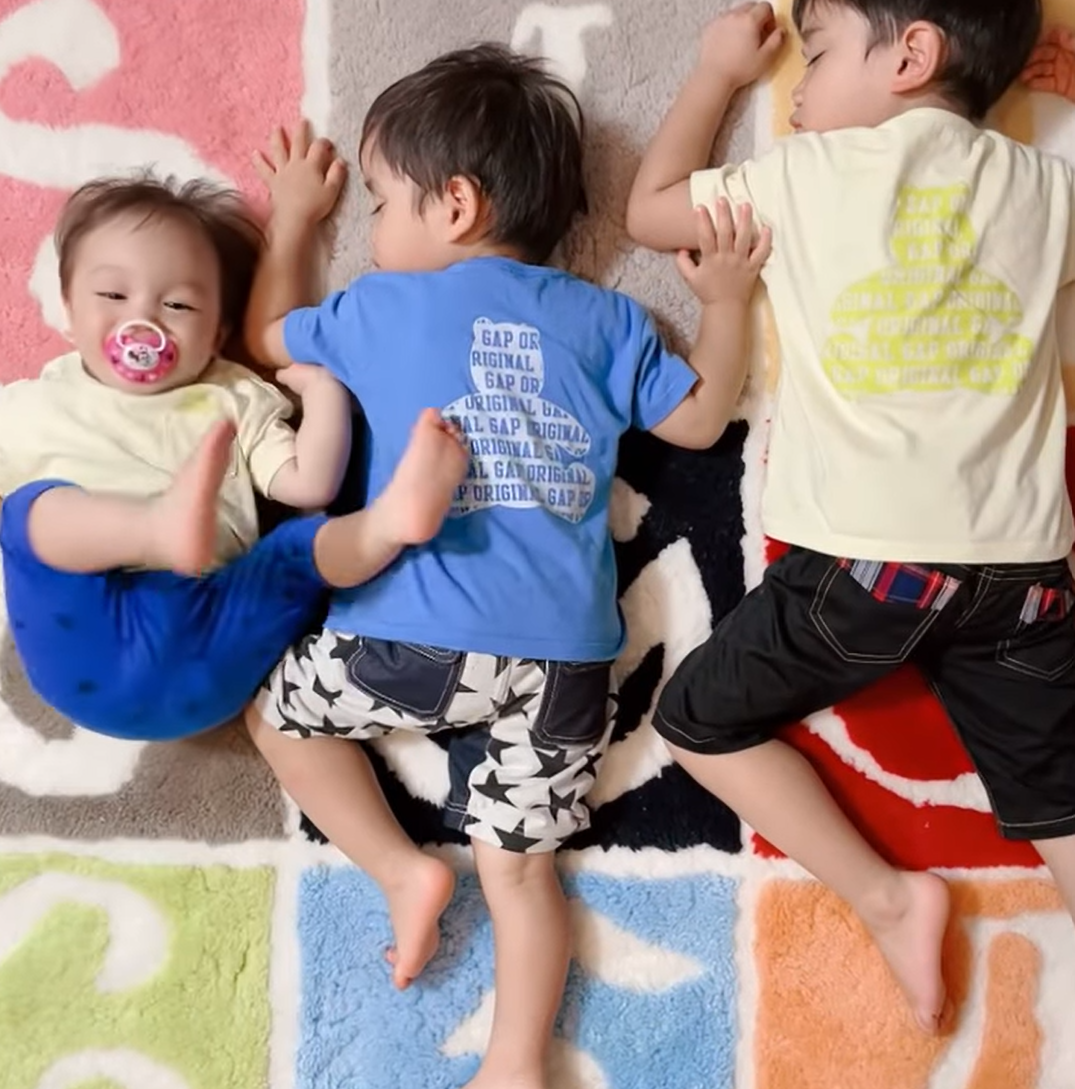 平愛梨さん、3兄弟のお昼寝ショットを公開💕「天使ですね✨」