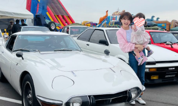 「渋さがたまらん…！」森夏美が旧車イベントで大興奮　名車2000GTとの出会いにファン歓喜