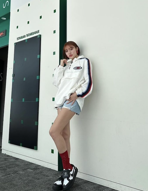 「足長すぎ」「9頭身…?!」王林、超ミニ着用の美脚ショットにファン悶絶